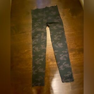 SPANX Look At Me Now Seamless Camo Leggings Black XL